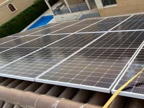 Instalación solar fotovoltaica de autoconsumo de 6 kW conectada a red con baterías